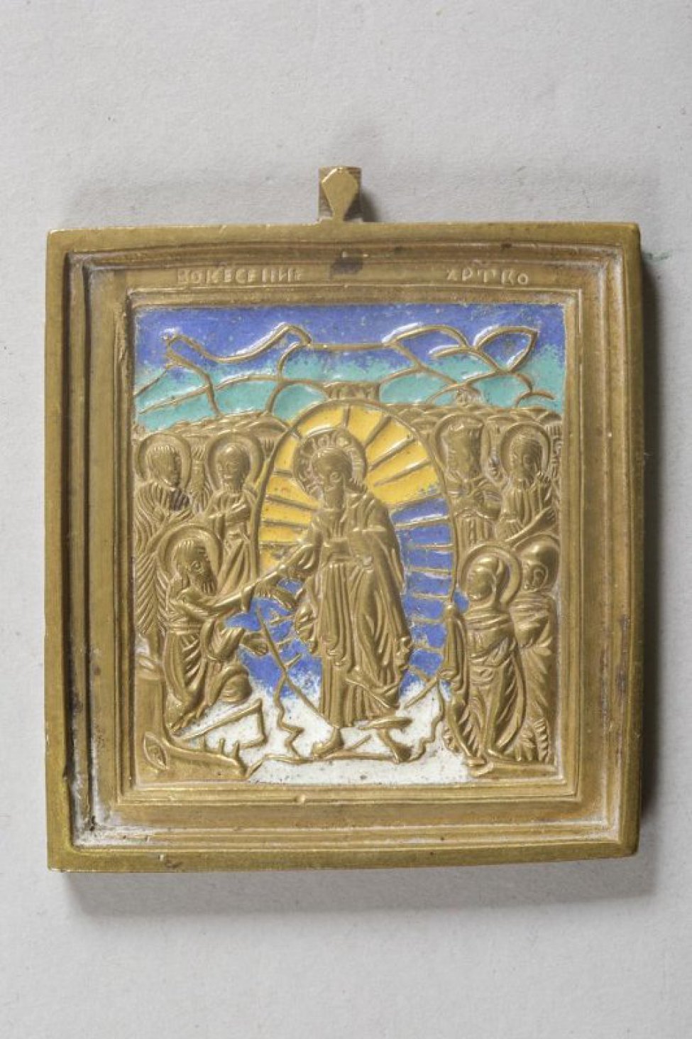 В центре, в лучистой мандорле, изображен Христос, слева и справа от него - избранные святые. Эмаль четырехцветная: синяя, зелено-голубая, белая, желтая.