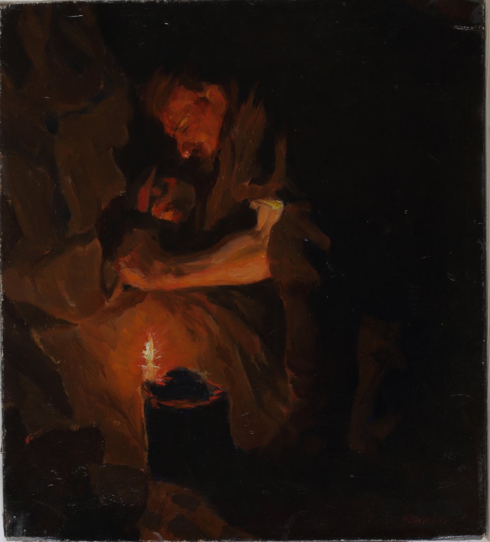 Изображен мужчина с молотком и зубилом в руках, склонившийся к породе камня. Слева впереди горит свеча, освещающая обнаженную руку и лицо шахтера. Фон справа темный. 