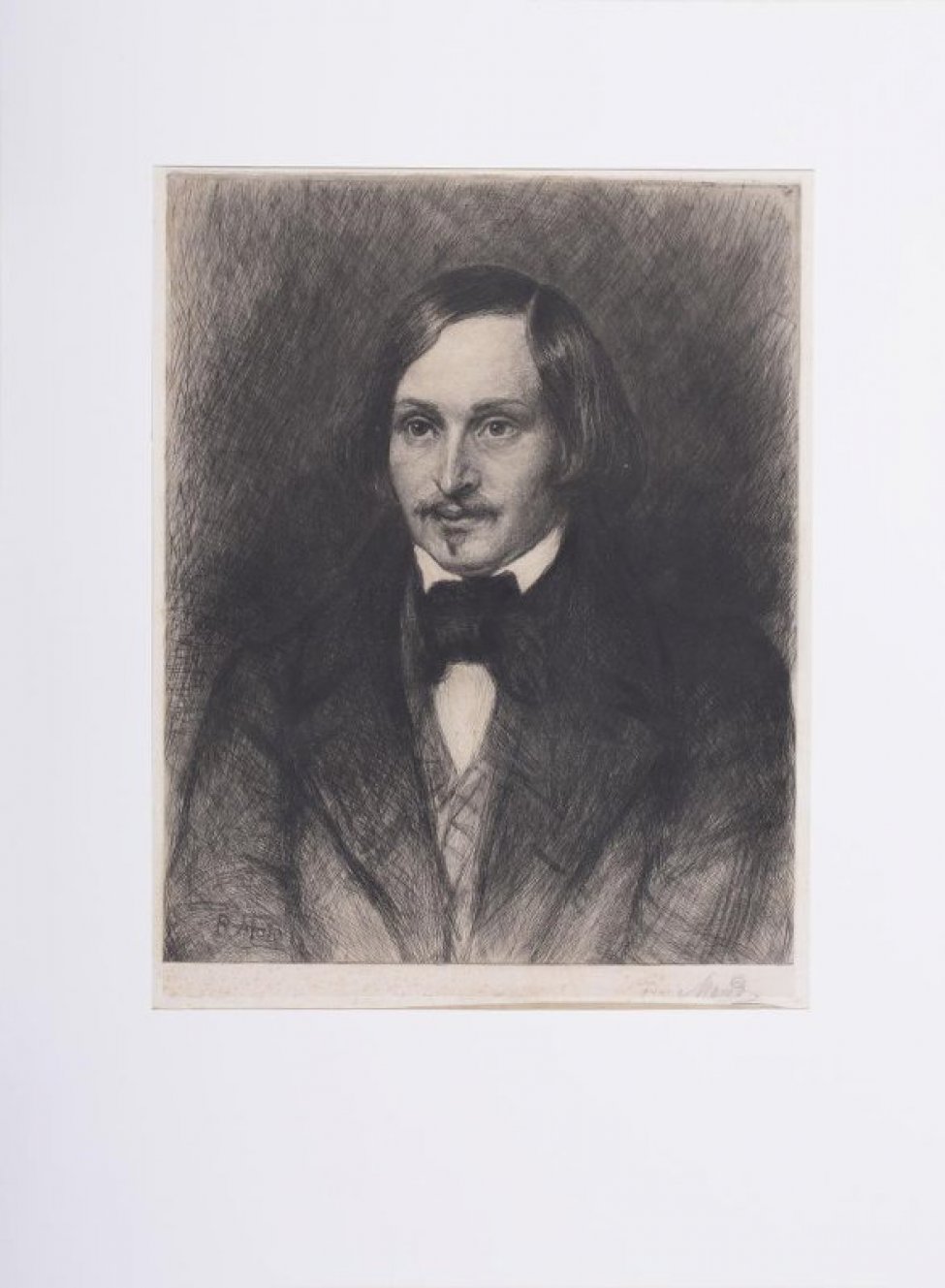 В четырехугольнике поясной портрет Гоголя. Поворот головы несколько вправо. На нем сюртук, открытый жилет, белая сорочка и черный галстук. Фон темный.