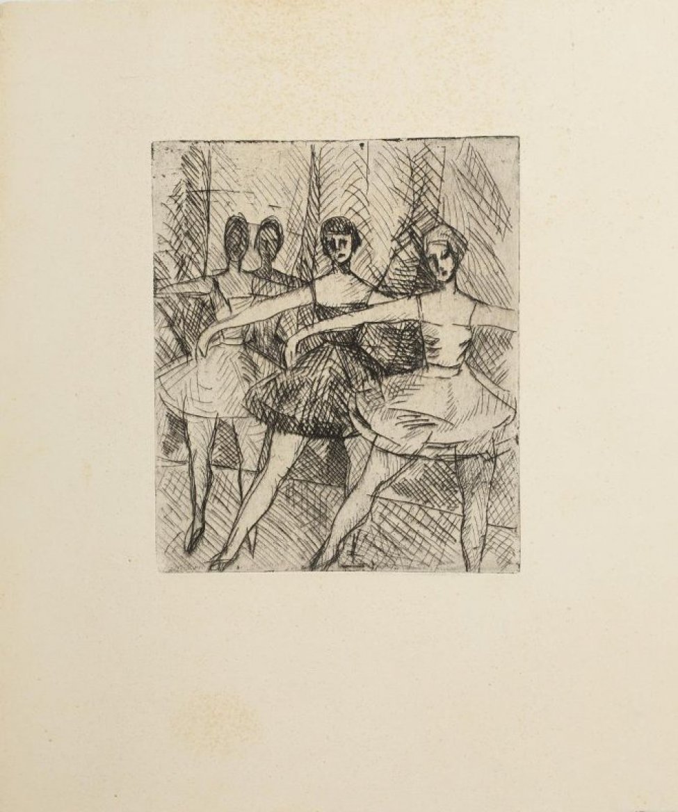 От первого плана к заднему изобюражены друг за другом в рост, анфас четыри балерины в моменет исполнения танцевального движения.