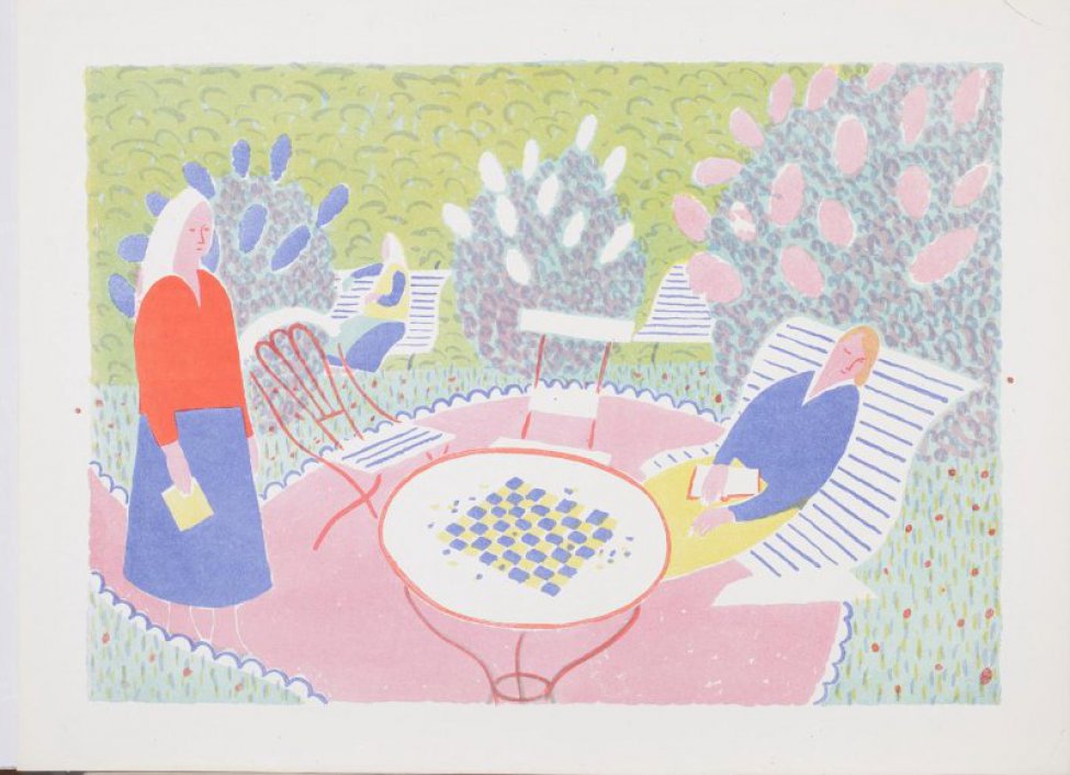 Стилизованное изображение летнего садово-паркового пейзажа. На первом плане в центре - круглый шахматный стол; слева - фигура стоящей женщины; справа - женщина с книгой на коленях, сидящая на скамье. На дальнем плане изображены на фоне зеленого газона три цветущих декоративных куста и две скамейки, на одной из которых сидит женщина.
