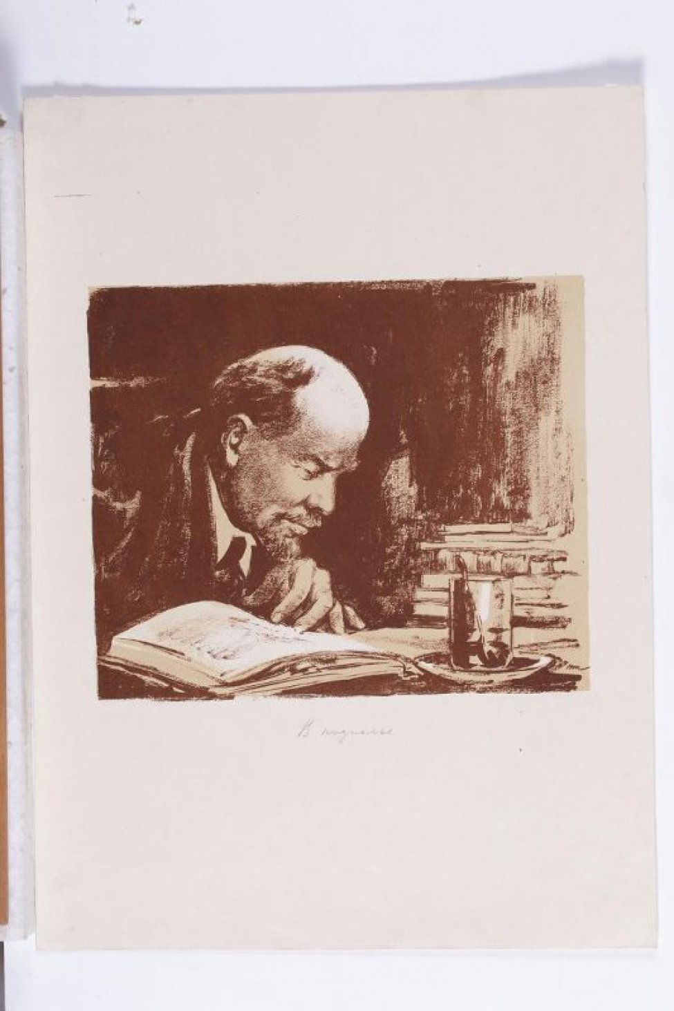 Изображен Ленин за столом, низко склонившийся над книгой, пальцами левой руки он придерживает ее листы. Его фигура, занимающая левую часть литографии, развернута на 3/4 оборота вправо (от зрителя). На столе на блюдце стакан недопитого чаю и стопка книг.