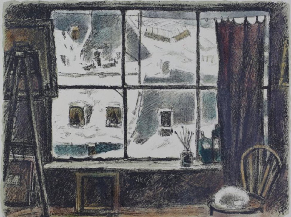 Изображенна комната с широким окном.Слева мольберт с подрамником,справа стул, на котором лежит белая кошка, и длинные темные сдвинутые шторы.На подоконнике банка с кистями.В окно вид на заснеженные крыши домов.