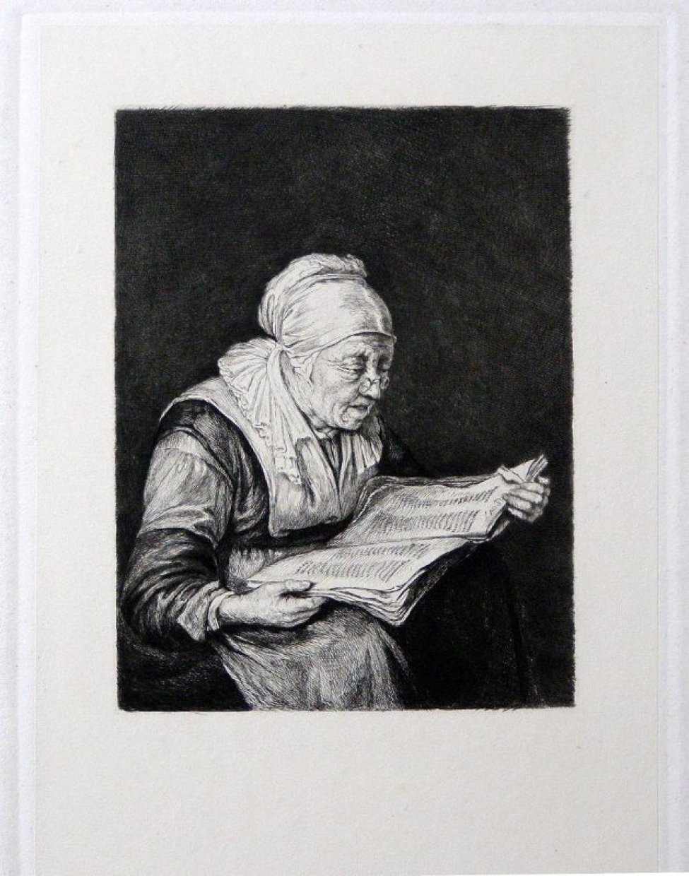 Поколенное изображение в трех- четвертом повороте сидящей старушки в пенсне,с большой раскрытой книгой на коленях.
