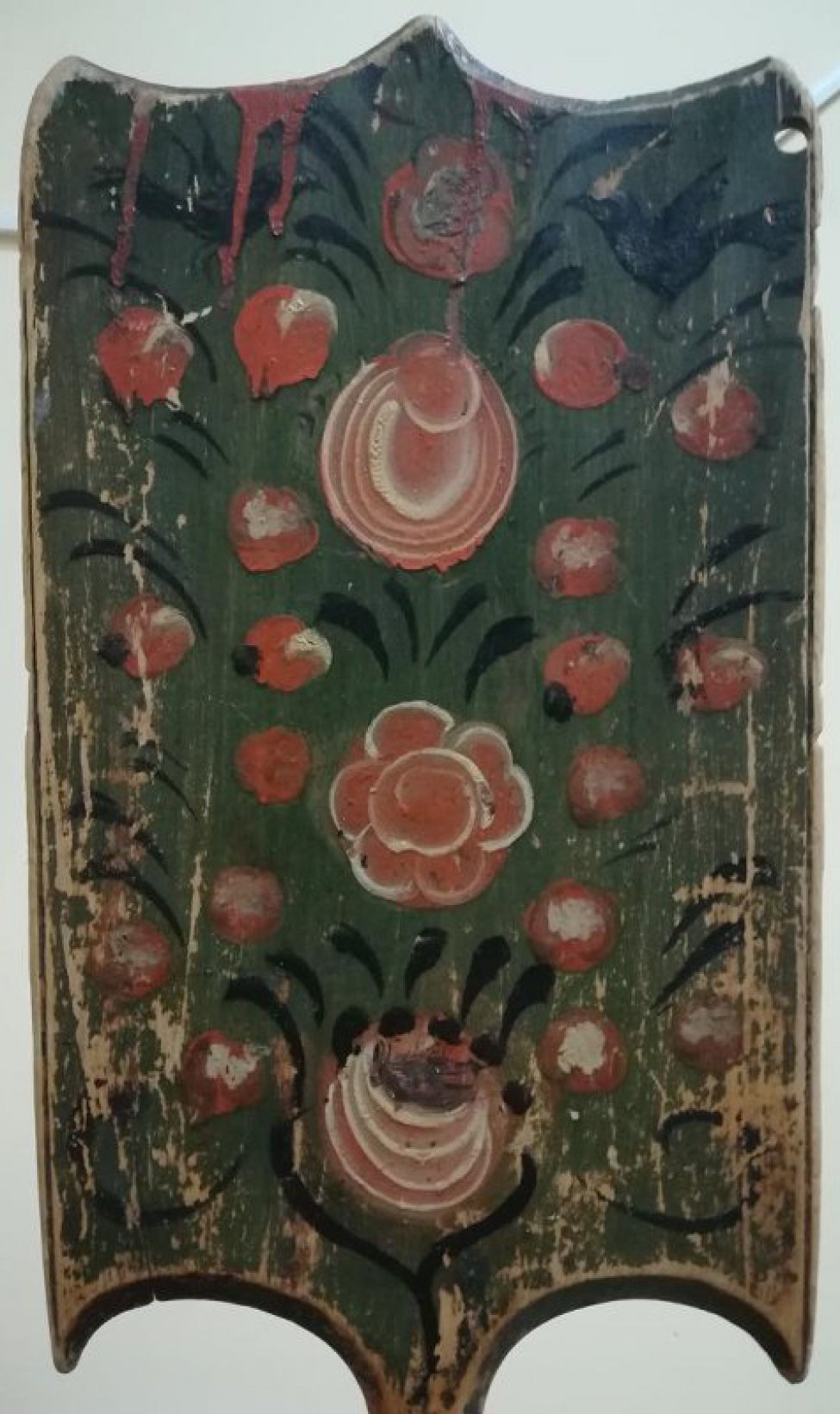 Роспись - на зеленом фоне изображены 3 цветка (вертикальный ряд) в окружении ягод и 2 черные птицы.
С оборота на красном фоне черная ветка с белыми ягодами и 2 птицы внизу.