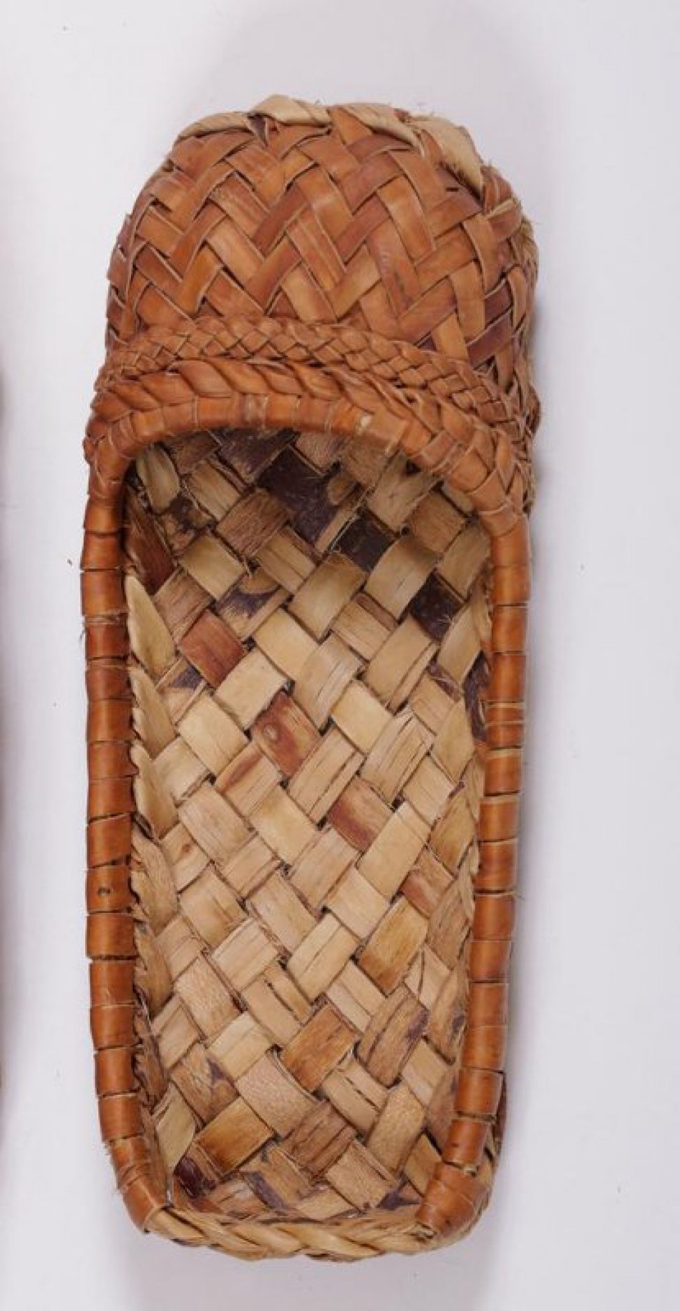 Выполнены диагональным плетением. Носок в верхней части оформлен рельефным поясом.