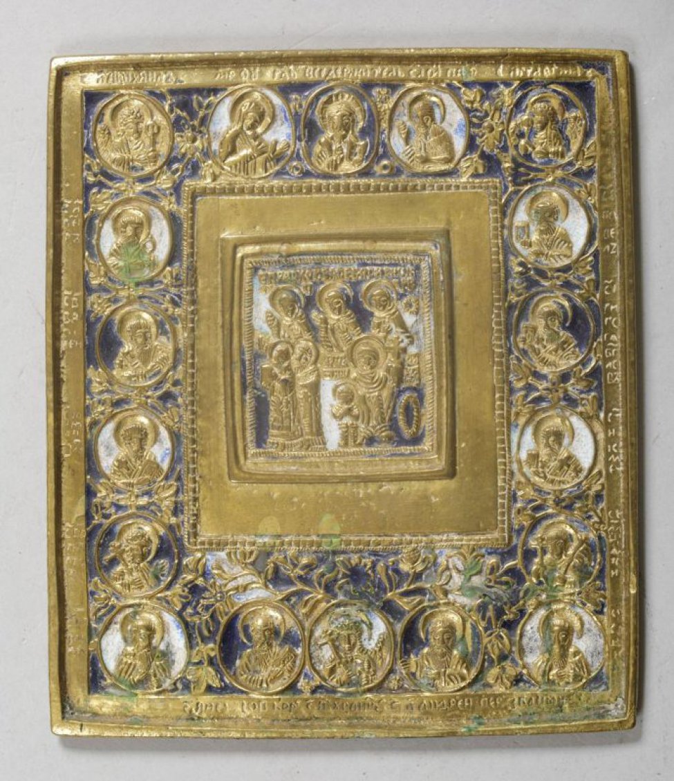 В середине иконы изображена группа святых. По его периметру цветочный орнамент и 18 медальонов с погрудным фронтальным изображением святых.