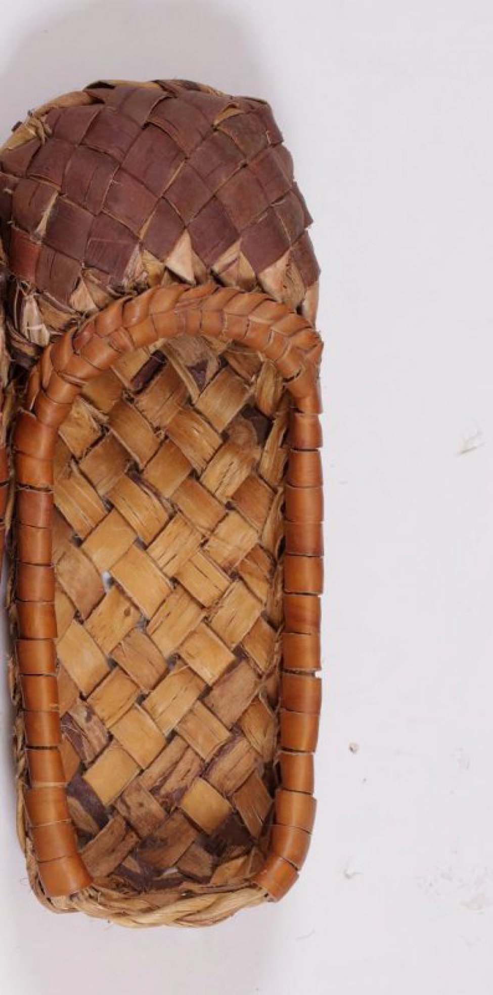 Выполнены диагональным плетением. Носок в верхней части оформлен рельефным поясом.