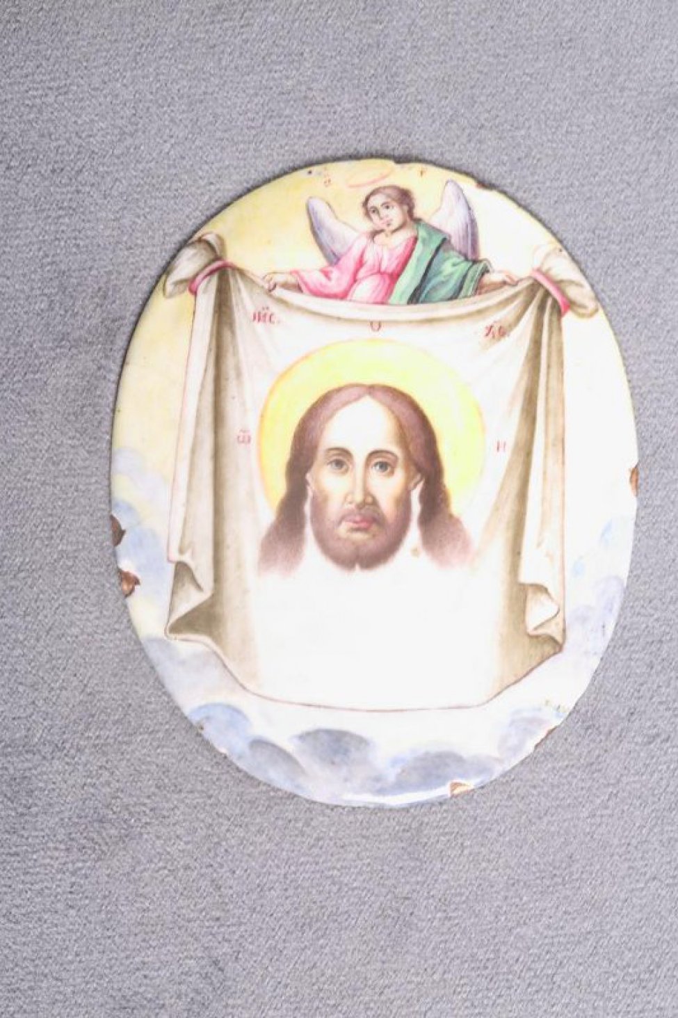 На дробнице - ангел над облаками, поддерживающий убрус, на котором изображен лик Христа. Цвета эмали: серо-голубой, желтый, малиновый, зеленый, коричневый,белый