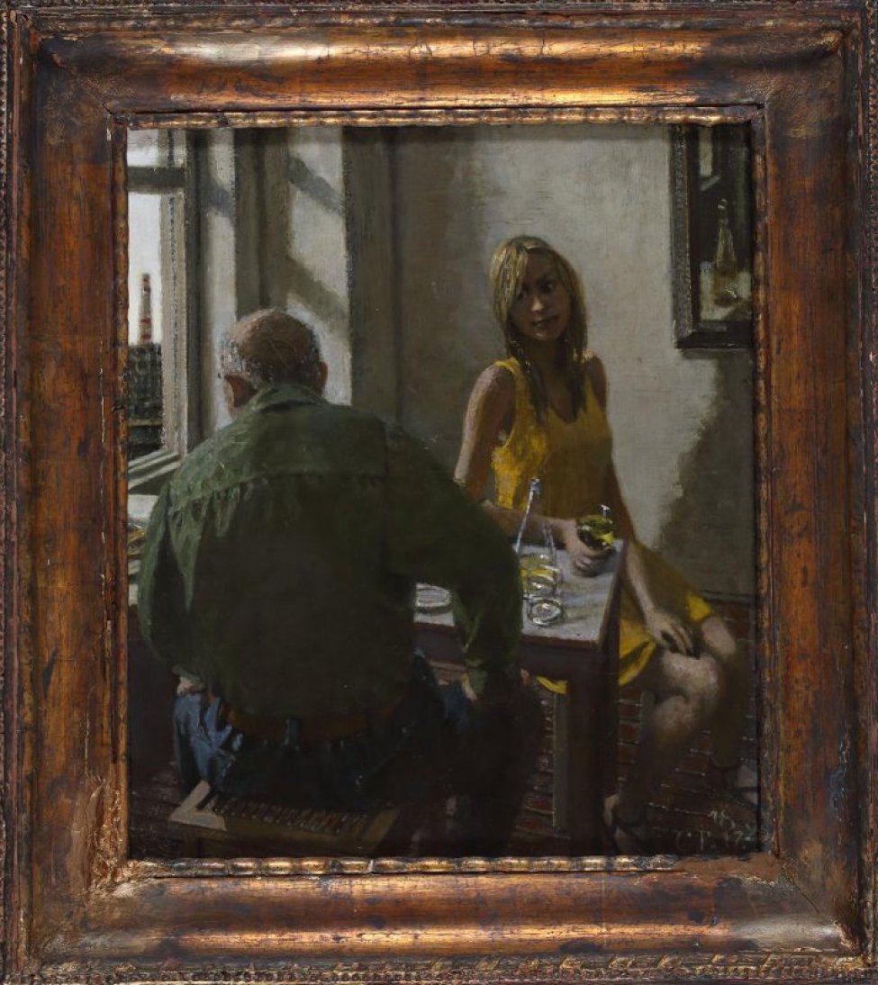 В интерьере комнаты с фрагментом окна, в котором видны промышленные постройки и труба, изображены за столом мужчина в зеленой рубашке и синих брюках, сидящий спиной к зрителю, напротив него, лицом к зрителю, девушка в желтом платье. Мужчина смотрит в окно, руки лежат на коленях. Девушка, с распущенными светлыми волосами, в правой руке стеклянный стакан, смотрит на мужчину. На столе - начатая бутылка со светло-желтой жидкостью и пустой стакан. На стене справа - фрагмент картины.