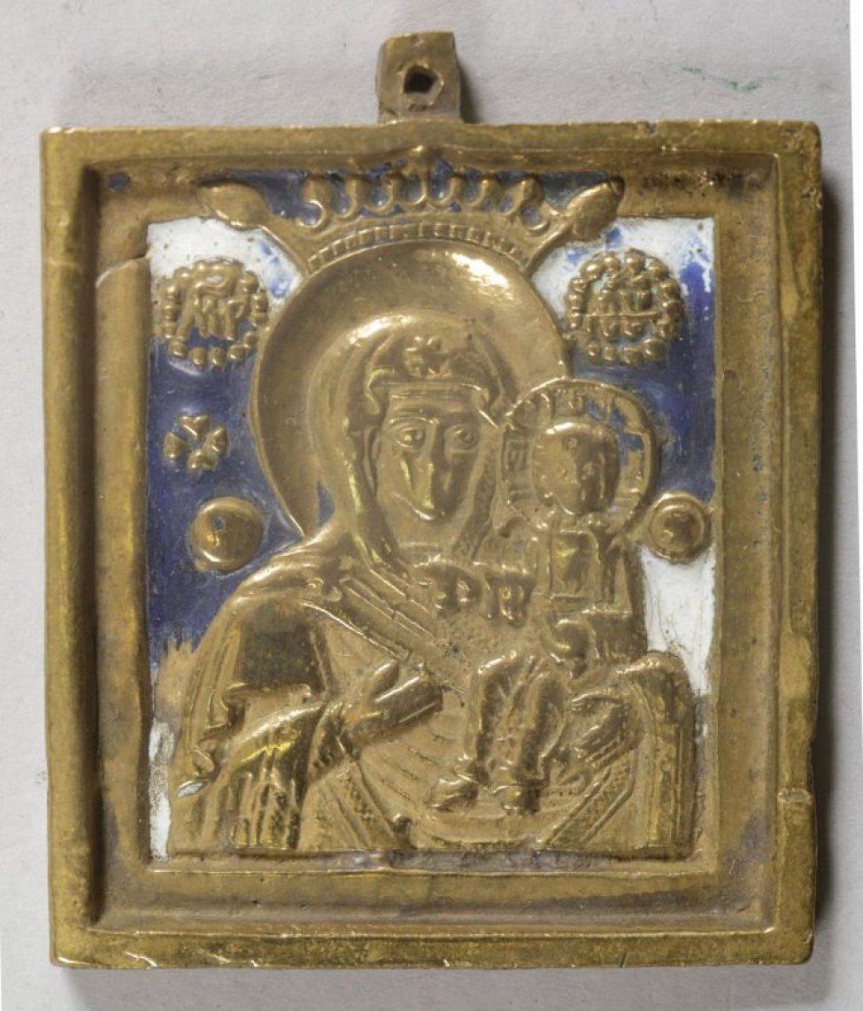 Богоматерь в широком золотом нимбе, поверх которого большая корона, поддерживает, сидещего у нее на правой руке младенца. Эмаль - синяя и белая.