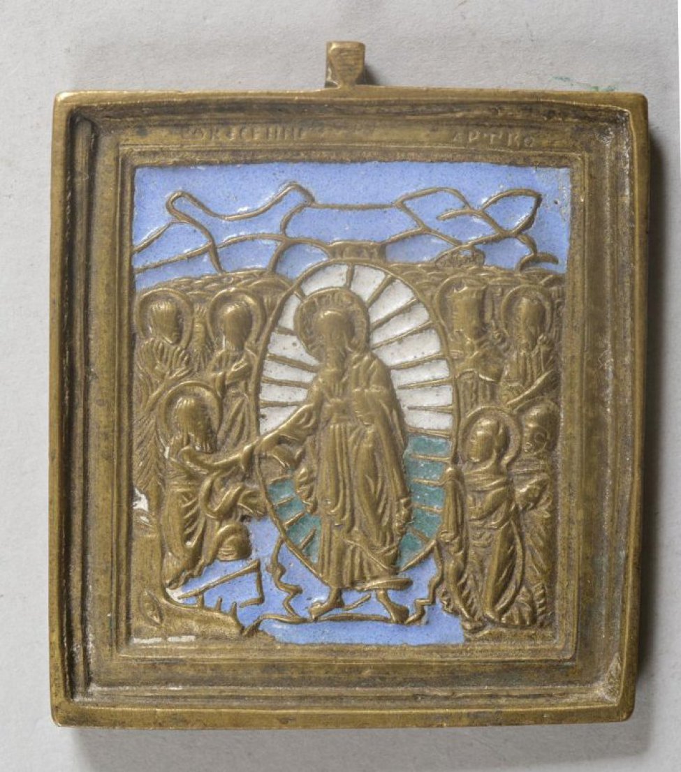 На фоне голубых верхушек гор изображен Христос в сиянии, по обе стороны которого 7 святых, одного из которых держит за руку Христос. Эмаль синяя, белая, зеленая.