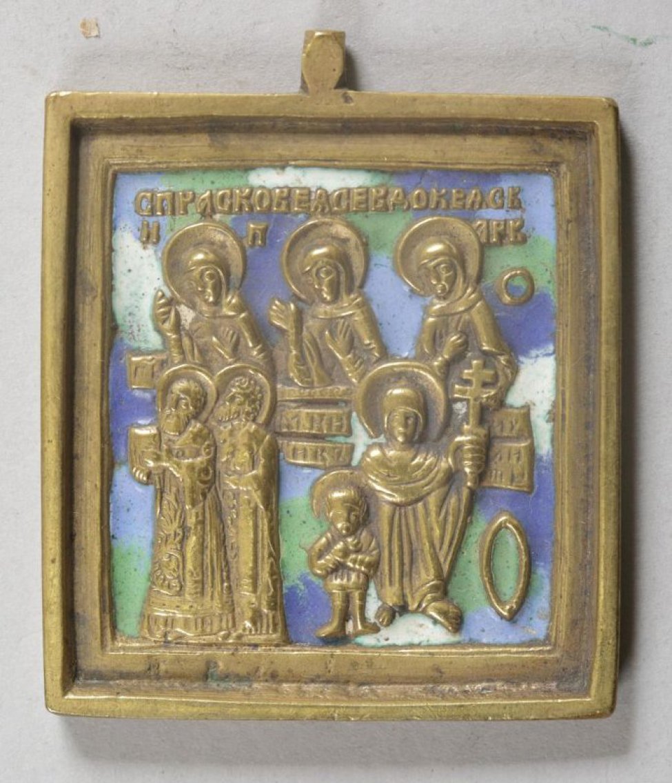 На иконе изображены семь святых: четыре в полный рост и вверху три поясных изображения. Эмаль синяя, зеленая, белая.