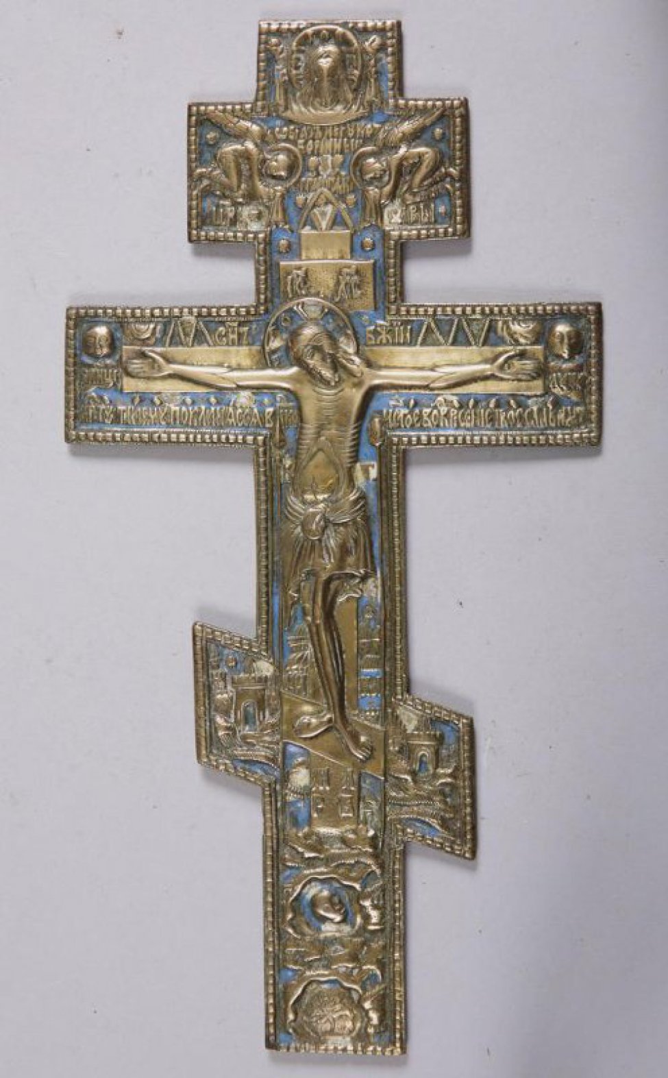 С изображением распятия на фоне синей эмали. Вверху - Спас Нерукотворный и два ангела. На обратной стороне - акафист к кресту.