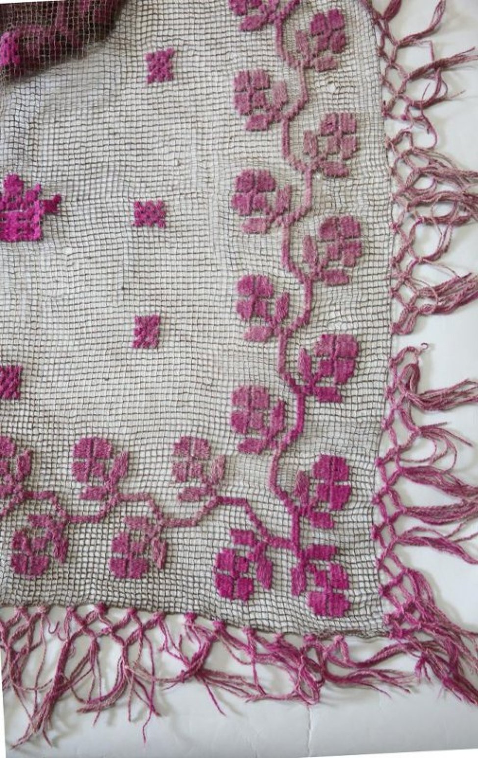 В виде коричневой сетки, края украшены растительным орнаментом и кистями, выполненными шерстяными нитями фиолетового цвета. Центр скатерти украшен короной и восемью квадратиками, выполненными также шерстяными фиолетовыми нитями.