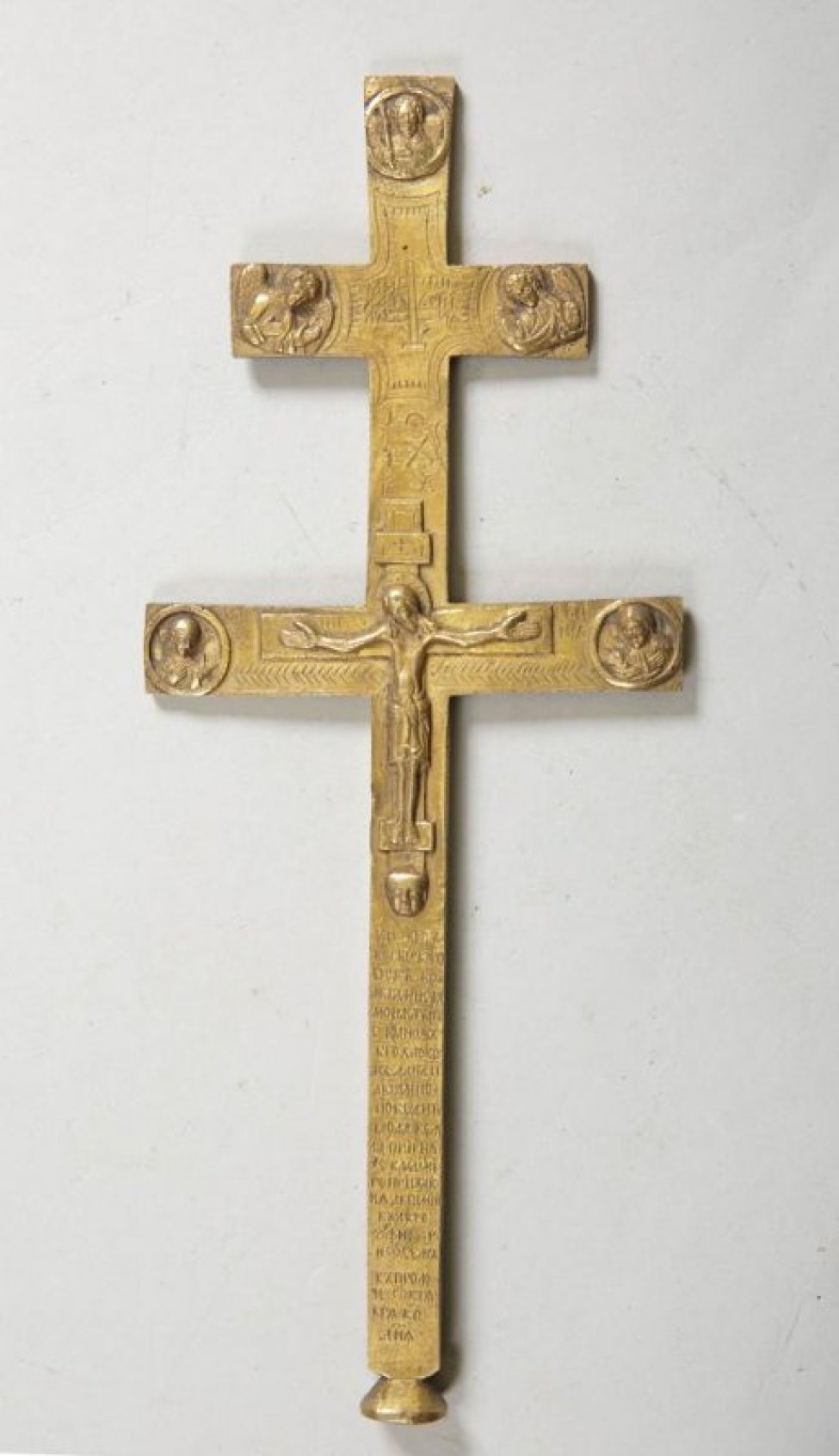 Крест осеняльный шестиконечный, с изображением распятия, предстоящих, двух архангелов и Саваофа. На ручке надпись.