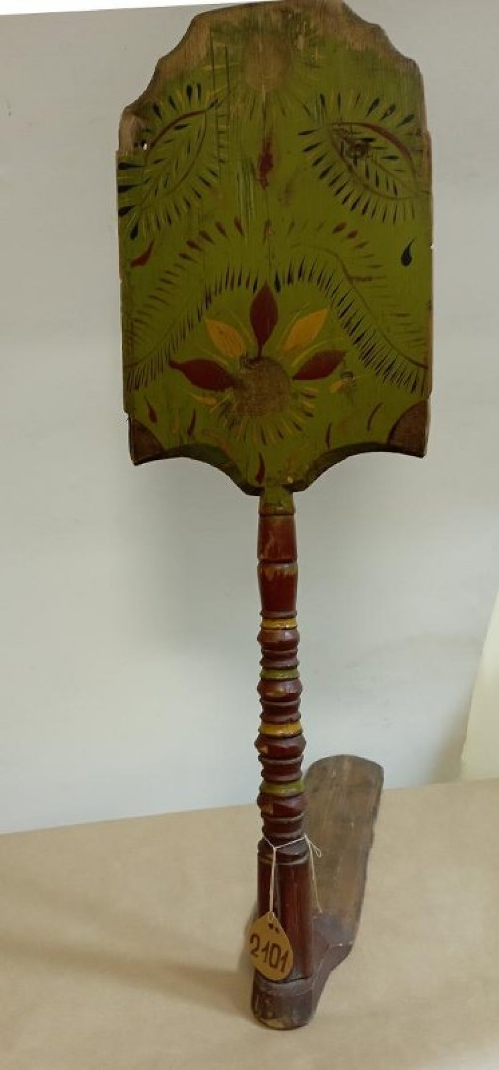 Фон лопатки светло-зеленый. Ножка точеная с прямоугольным шипом. Роспись: стилизованное изображение цветка с красными и желтыми лепестками, бронзовой сердцевинкой.